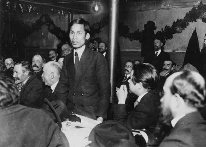 Nguyen-Ai-Quoc (mais tarde conhecido como Ho Chi Minh) falando no congresso do Partido Comunista Francês em dezembro de 1920. Foto de Michael Goebel.