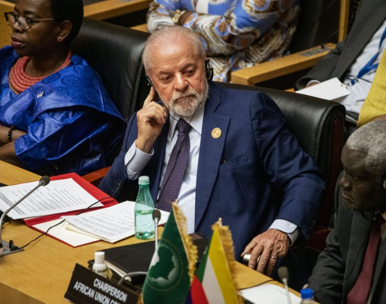 O presidente brasileiro Luiz Inácio Lula da Silva participa da Sessão Ordinária da Assembleia da União Africana em sua sede em Adis Abeba, Etiópia, em 17 de fevereiro de 2024. (Michele Spatari / AFP via Getty Images)