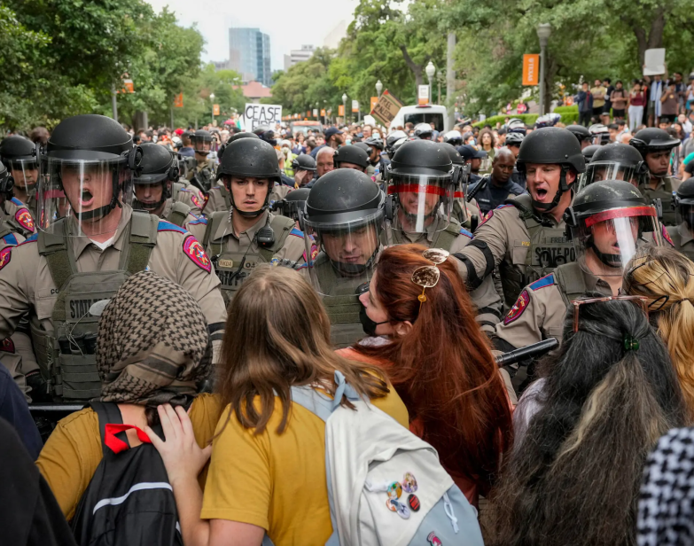Soldados estaduais atacam manifestantes na Universidade do Texas em Austin na quarta-feira. Foto de Jay Janner / USA Today Network, via Reuters.