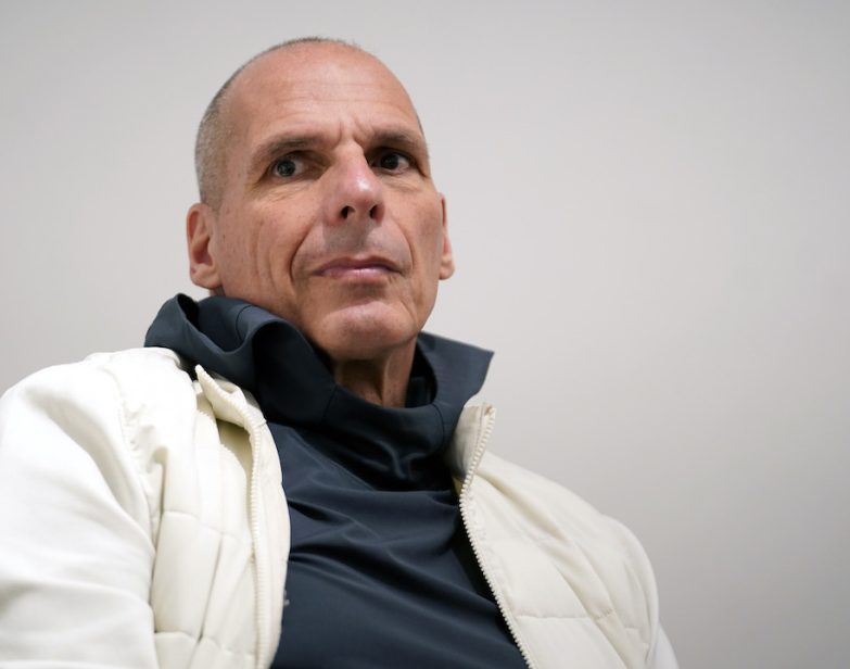 Yanis Varoufakis durante entrevista em 8 de abril de 2024, em Milão, Itália. (Pier Marco Tacca/Getty Images)
