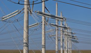 Linhas de energia de alta tensão passam ao longo da rede elétrica em 16 de maio de 2024, em West Palm Beach, Flórida. (Joe Raedle/Getty Images)